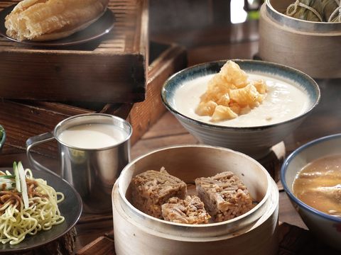 台北君品大酒店河畔大稻埕住房專案「GauTsa敖早」台式早餐台。(圖片來源：臺北市政府觀光傳播局)