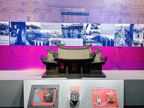 4樓常設展也設置龍山寺模型的求籤機，讓民眾可親手求出專屬於自己的「籤詩」。(圖片來源：臺北市政府觀光傳播局)