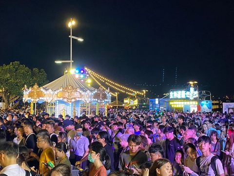 Deputy Mayor Attends Firework Show at Dadaocheng Summer Festival