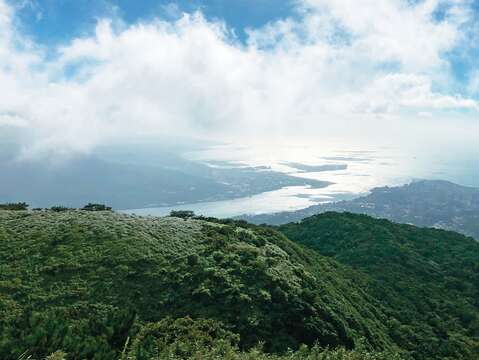 登上面天山山頂,遠眺寬闊美景。(攝影/余業文)