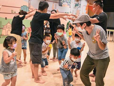國家兩廳院舉辦親子可共同參與的系列活動,引領大、小朋友體驗藝術的魅力。(圖/國家兩廳院)