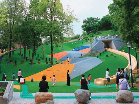 文山森林公園的「趣探險之丘」，規畫攀岩場、超長滑梯等令人玩興大開的遊具，公園深處並設有天空步道，在都市裡即可享受森林芬多精。（圖／可大王）