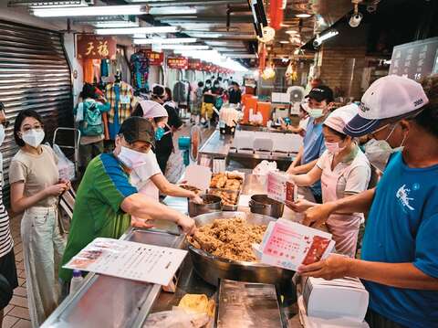 百年老店「林合發油飯」是永樂市場裡的人氣美食。(攝影/鄒保祥)