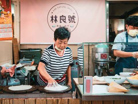 「林良號潤餅」現做手工潤餅皮軟嫩又有Q度,是永樂市場的老字號美食。(攝影/鄒保祥)