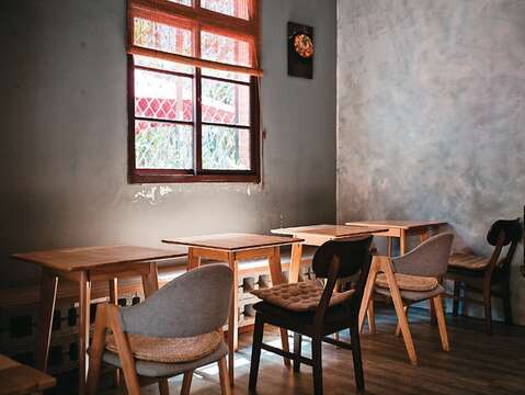 「無口小廚」空間設計融合當代極簡風格與老件，打造清新的用餐空間。（攝影／鄒保祥）