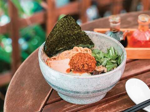 雪燕白湯的川味擔擔拉麵,以水菜代替很多人不吃的香菜,減少食物浪費。(攝影/鄒保祥)
