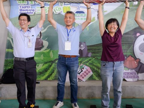 貓空纜車首次與「臺北貓空茶會」合作推出儲車區導覽活動，邀請民眾一窺纜車維修現場、認識纜車運行原理。(圖片來源：臺北市政府觀光傳播局)