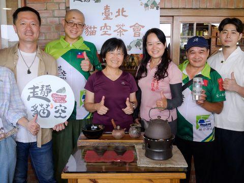 北市觀傳局與貓空地區及旅遊業代表推薦「走靜貓空」旅遊品牌，歡迎旅客來臺北作伙喝好茶。(左二起台灣旅行業國民旅遊發展協會蔡子建理事長、臺北市貓空休閒產業社區發展協會創會理事長阿義師、觀傳局陳淑慧局長、指南里張佳南里長、臺北市貓空休閒產業社區發展協會張振隆理事長)(圖片來源：臺北市政府觀光傳播局)