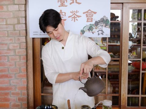 貓空在地茶人帶領民眾學習專業泡茶技巧，細品貓空好茶。(圖片來源：臺北市政府觀光傳播局)