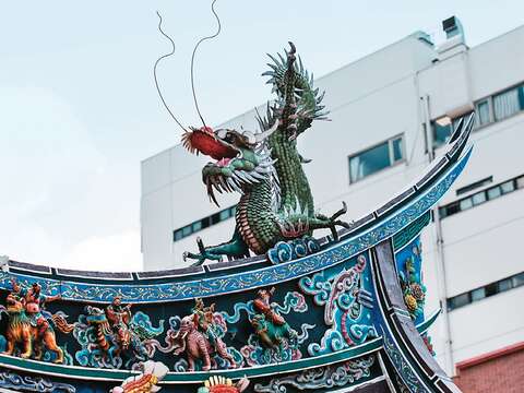 仔細端詳台北霞海城隍廟的屋頂正脊，可見精細的剪黏裝飾。（攝影／鄒保祥）