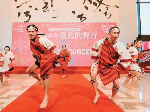 德伊木（左前）透過表演推廣賽德克族及其文化。（攝影／陳宥中）