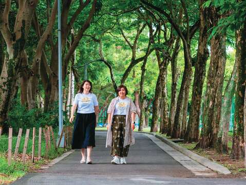 青年公園是周孟儒(左)與周盈君(右)共同推薦來加蚋仔必訪的散步景點。(攝影/翁睿坤)