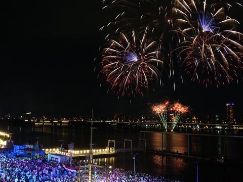 Dadaocheng Fireworks Draw 58,000 Spectators Wednesday Night