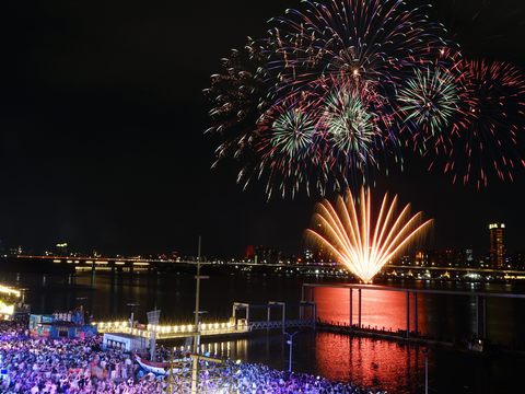 Dadaocheng Fireworks Draw 58,000 Spectators Wednesday Night