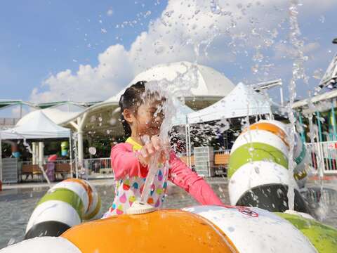 夏日限定的小小水樂園即日起開放至10月1日止（8月30日至10月1日僅假日開放），每場次票價只要50元(圖片來源：臺北大眾捷運股份有限公司)