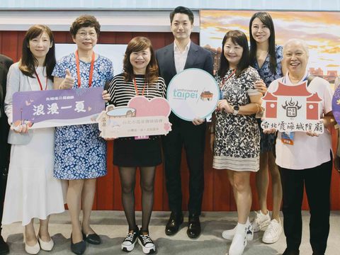 (左起)台灣休閒農業發展協會徐文良理事長、交通部觀光局林佩君主任秘書、台灣旅遊交流協會賴瑟珍理事長、台北市溫泉發展協會周水美名譽理事長、臺北市蔣萬安市長、台北市闕枚莎議員、雄保旅行社 戴啓珩董事長、霞海城隍廟陳文文管理人、臺北市觀光傳播局局長陳淑慧於臺北館於臺北館舞台區合照。(圖片來源：臺北市政府觀光傳播局)