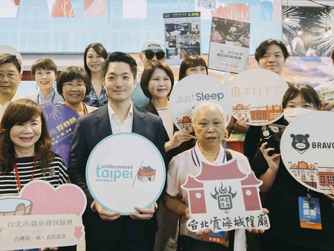 臺北市蔣萬安市長、臺北市觀光傳播局局長陳淑慧與台北館參展業者合影。(圖片來源：臺北市政府觀光傳播局)