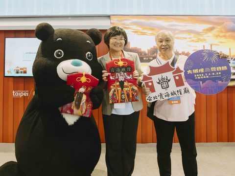霞海城隍廟陳文文管理人致贈「月老版祈福香袋」予臺北市觀光傳播局局長陳淑慧。(圖片來源：臺北市政府觀光傳播局)