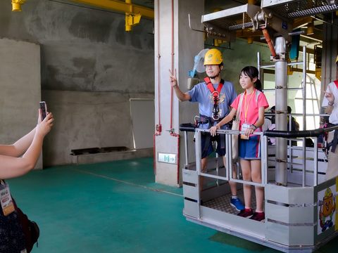 民眾走入神秘的貓纜儲車區,體驗纜車職人的日常作業(圖片來源:臺北市政府觀光傳播局)