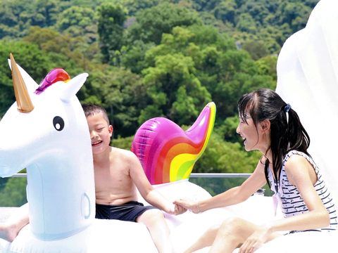 「Fun暑假 童樂趣」住房專案,親子同游戶外無邊際泳池(圖片來源:台北士林萬麗酒店)