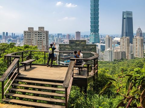 象山攝手平台可以眺望台北101及俯瞰市景，交通便捷成為熱門景點(圖片來源：臺北市政府觀光傳播局)