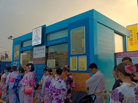 週三主題「情人日」，現場許多民眾著浴衣前往體驗搭船遊河(圖片來源：臺北市政府觀光傳播局)