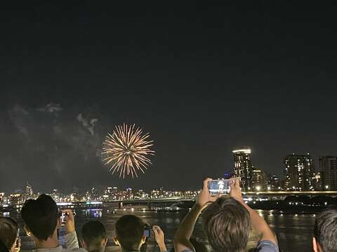公園內觀賞夏日煙火的民眾(圖片來源：臺北市政府工務局衛生下水道工程處)