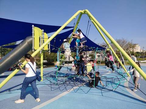 公園共融式遊戲場攀爬網設施(圖片來源：臺北市政府工務局衛生下水道工程處)