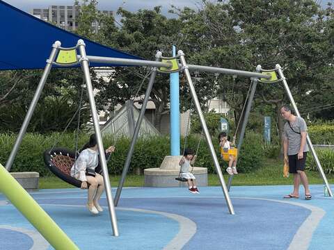 公園共融式遊戲場盪鞦韆設施(圖片來源：臺北市政府工務局衛生下水道工程處)