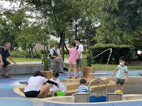 公園共融式遊戲場戲水設施(圖片來源：臺北市政府工務局衛生下水道工程處)