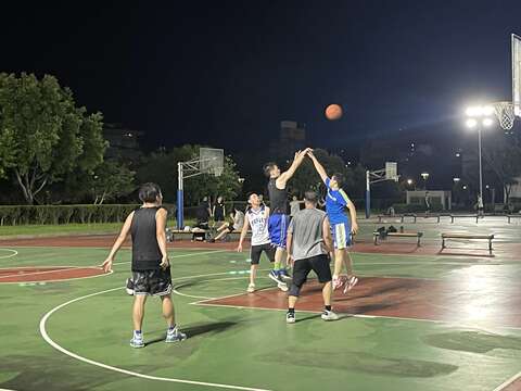 公園內籃球場揮灑汗水的民眾(圖片來源：臺北市政府工務局衛生下水道工程處)