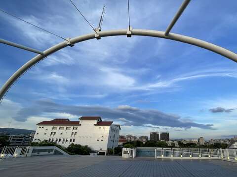 公園內跨堤景觀平臺呈現拱門意象(圖片來源：臺北市政府工務局衛生下水道工程處)