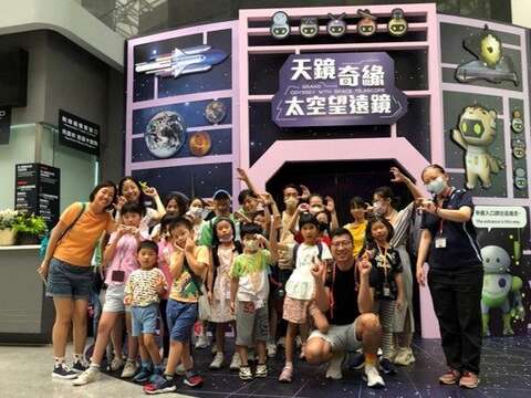 「天鏡奇緣-太空望遠鏡」特展親子活動(圖片來源：臺北市立天文科學教育館)