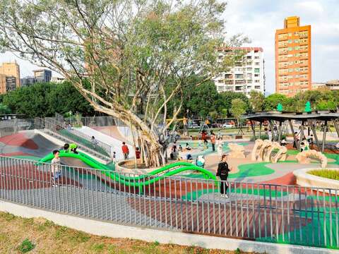 福星公園-豐富且極具特色的兒童遊具深受孩童的喜愛(圖片來源：臺北市政府工務局公園路燈工程管理處)