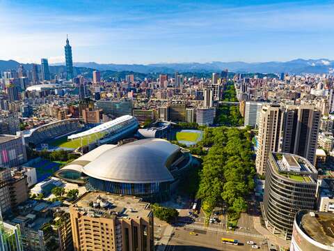 都市綠廊-敦化北路(圖片來源：臺北市政府工務局公園路燈工程管理處)