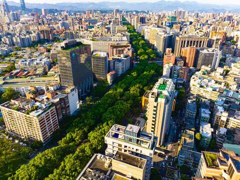 壯闊的林蔭大道-敦化南北路(圖片來源：臺北市政府工務局公園路燈工程管理處)