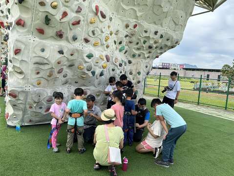 內湖休閒運動公園攀岩體驗營，安全措施不可少(圖片來源：臺北市政府工務局衛生下水道工程處)