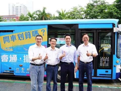 基北北桃1200都會通塗裝公車亮相記者會展示公車塗裝樣式(圖片來源：臺北市政府秘書處媒體事務組)