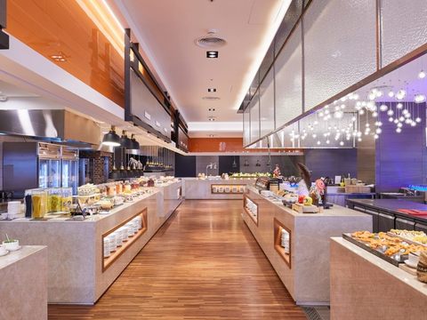 台北凱達大飯店5樓的百宴自助餐廳推出與「英雄盛宴　爸氣食足」優惠。（台北凱達大飯店提供）