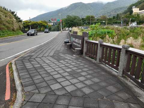 集合點惇敘高工公車站行義路側，有很寬闊的人行道空間兼具觀景臺功能(圖片來源：臺北市政府工務局大地工程處)