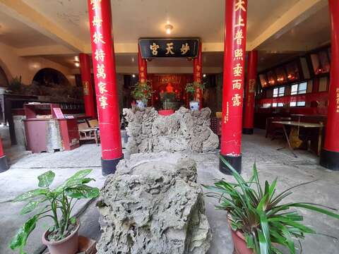 步道沿途有一媽祖廟妙天宮，廟中大量使用了當地非常特別的石灰華(又稱鈣華)岩石來做香爐和壁面(圖片來源：臺北市政府工務局大地工程處)