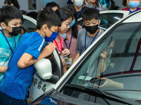 台北市警察局員警介紹巡邏警車配備(圖片來源：臺北市政府觀光傳播局)