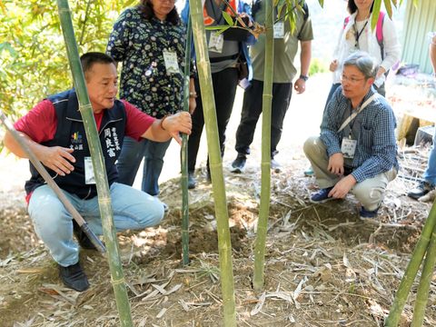 老泉里周良富里長為大家揭開筍農生活的神秘面紗，從種植、採摘到料理，帶領民眾全方位認識臺北竹筍產業。(圖片來源：臺北市政府觀光傳播局)