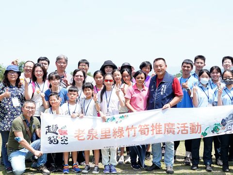 政大、東山高中師生及國小親子參加「綠竹筍推廣體驗活動」，深入認識臺北綠寶石產地。(圖片來源：臺北市政府觀光傳播局)