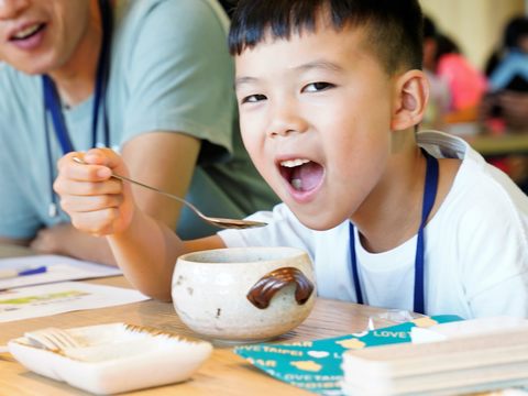 民眾除了採筍體驗，也品嚐美味的素食創意筍餐料理，連小朋友也胃口大開。(圖片來源：臺北市政府觀光傳播局)