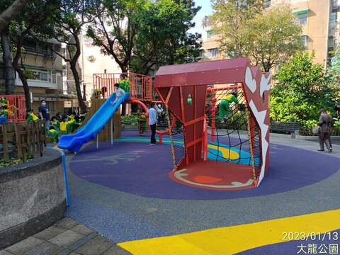 大龍公園龍造型組合遊具(圖片來源：臺北市政府工務局公園路燈工程管理處)