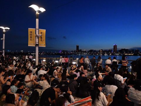 逾5.5萬人次湧入大稻埕碼頭觀賞近3千發燦爛花火。.JPG