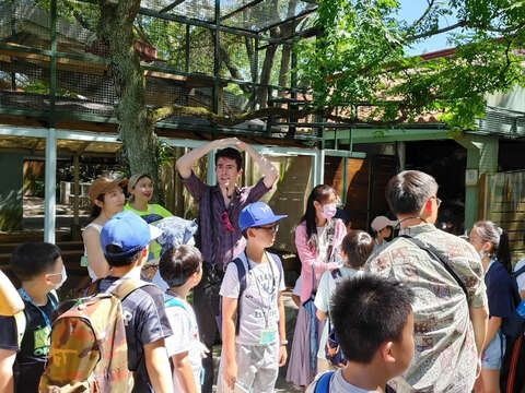 一邊觀察動物一邊學習雙語字彙(圖片來源：臺北市立動物園)