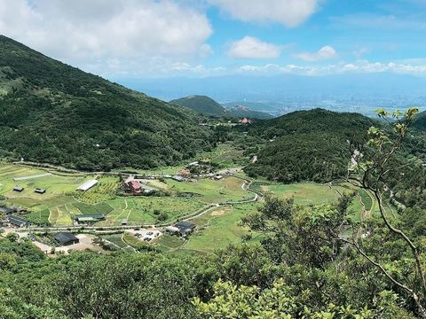 臺北市近年積極推廣綠色旅遊「臺北大縱走」，其中往小油坑路段可望見竹子湖美景。(圖片來源：臺北市政府觀光傳播局)