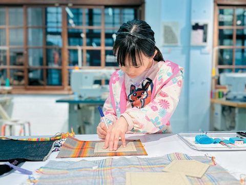 小朋友在手作空間翻玩廢棄布料，再製成新品。（圖／REHOW如禾永續文創）